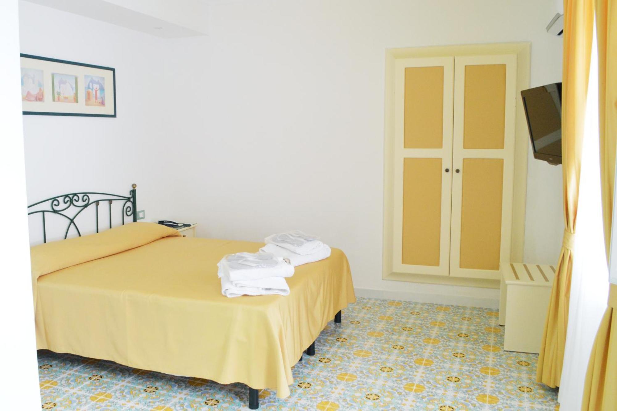 Hotel Villa Bianca Forio  ภายนอก รูปภาพ