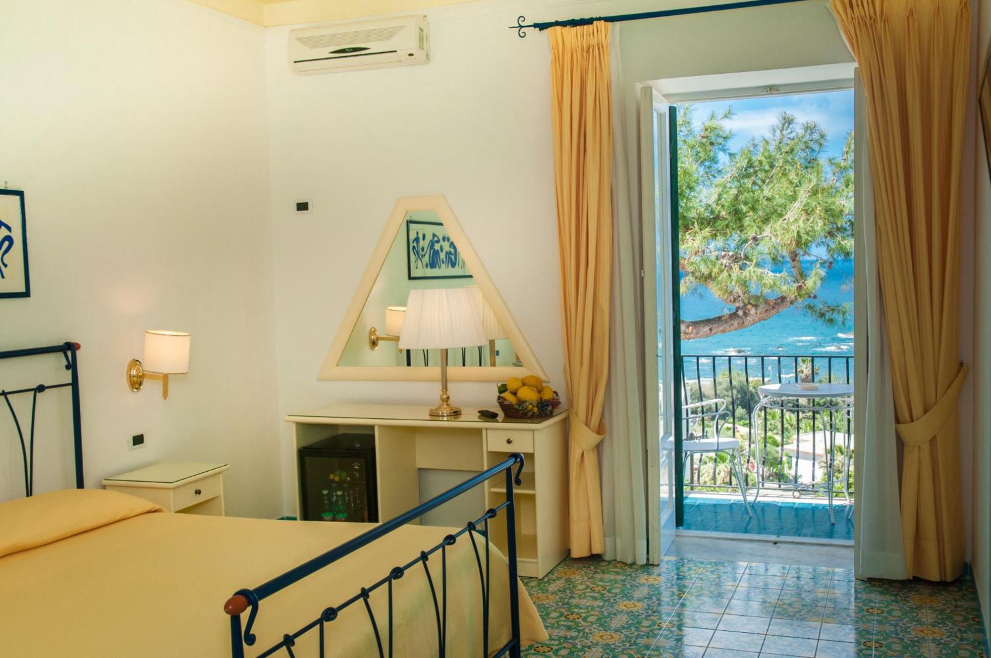 Hotel Villa Bianca Forio  ภายนอก รูปภาพ